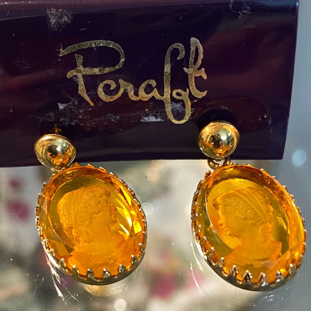 - VINTAGE CARVED  CAMEO INTAGLIO PIERCE EAR Glass